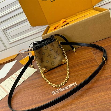 LV M82885 NOÉ PURSE CHARMS 烧卖包 .